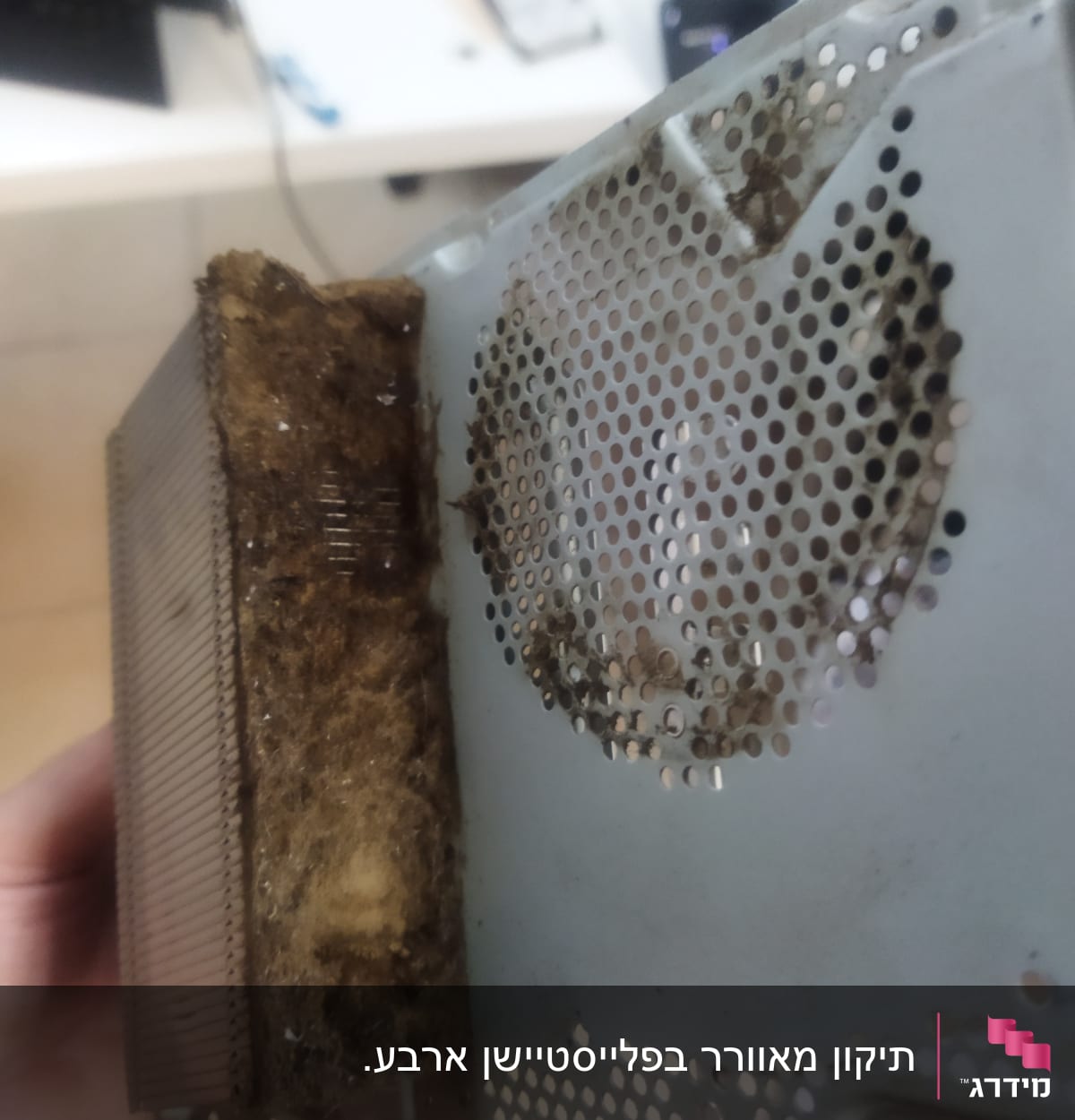 תיקון מאוורר בפלייסטיישן ארבע.
